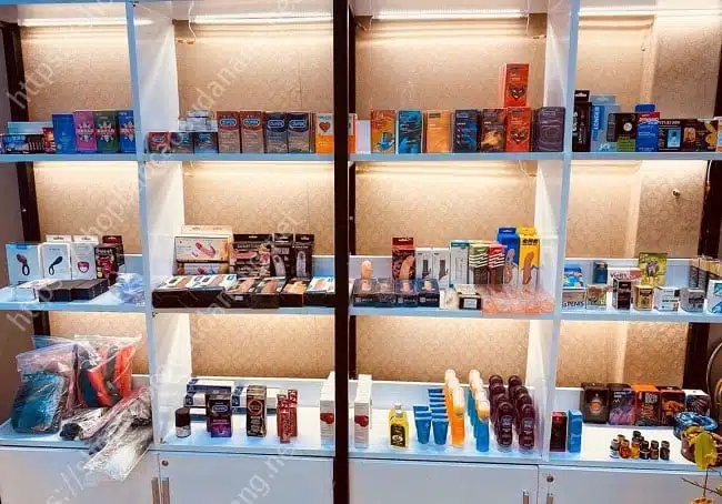 6 Địa Chỉ Mua Bao Cao Su Chất Lượng, Uy Tín Tại Tỉnh Thanh Hóa Đồ chơi tình dục đa dạng được trưng bày trong cửa hàng